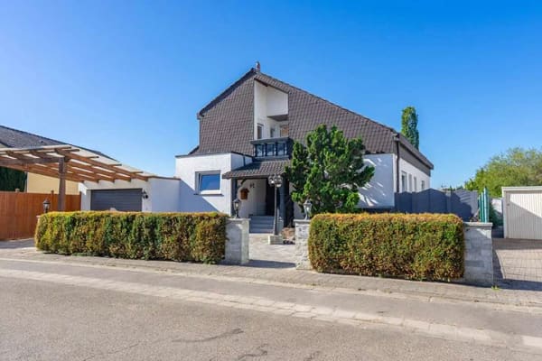 Immobilie in Rödersheim-Gronau - Großzügiges Einfamilienhaus mit beheizbarem Indoor-Pool, Garten und außergewöhnlichem Platzangebot - Bild 0