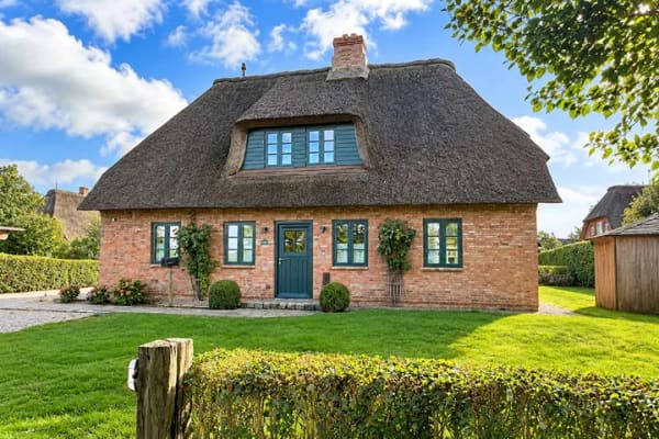 Immobilie in Oevenum - Exklusives Ferienhaus unter Reet mit Kachelofen und Sauna - in attraktiver Marschrandlage - Bild 1