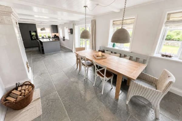 Immobilie in Oevenum - Exklusives Ferienhaus unter Reet mit Kachelofen und Sauna - in attraktiver Marschrandlage - Bild 2