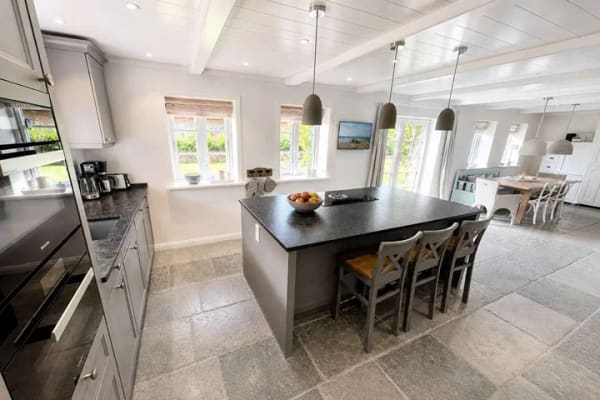 Immobilie in Oevenum - Exklusives Ferienhaus unter Reet mit Kachelofen und Sauna - in attraktiver Marschrandlage - Bild 4