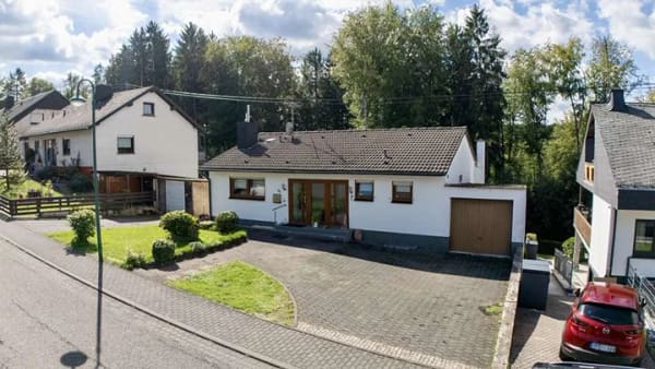 Immobilie in Kleinmaischeid - Gepflegtes Zweifamilienhaus (WEG geteilt) mit Anbau, Wintergarten und Garage in Kleinmaischeid - Bild 0
