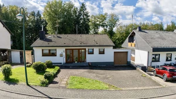 Immobilie in Kleinmaischeid - Gepflegtes Zweifamilienhaus (WEG geteilt) mit Anbau, Wintergarten und Garage in Kleinmaischeid - Bild 1