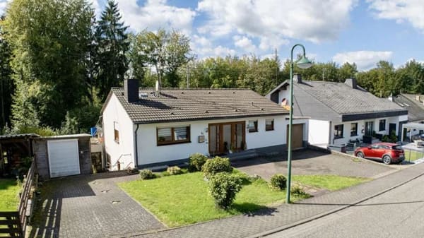 Immobilie in Kleinmaischeid - Gepflegtes Zweifamilienhaus (WEG geteilt) mit Anbau, Wintergarten und Garage in Kleinmaischeid - Bild 2