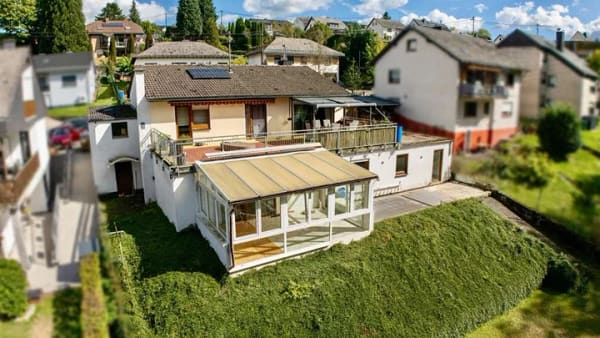 Immobilie in Kleinmaischeid - Gepflegtes Zweifamilienhaus (WEG geteilt) mit Anbau, Wintergarten und Garage in Kleinmaischeid - Bild 3