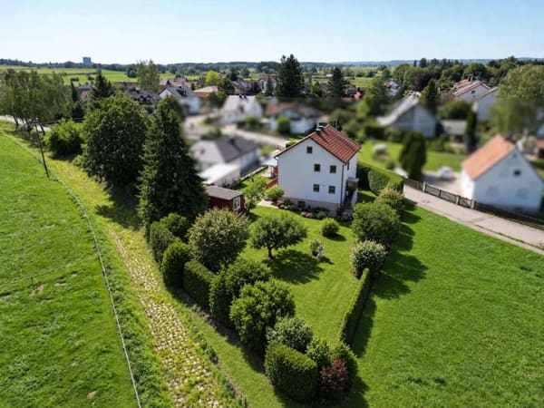 Immobilie in Langerringen - Einfamilienhaus mit großem Grundstück und Potenzial für Einliegerwohnung in Langerringen - Bild 0