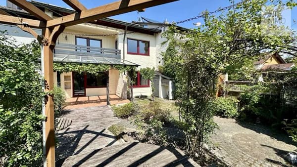 Immobilie in Garching an der Alz - Platzwunder mit Charme - gepflegtes Reihenmittelhaus in Garching an der Alz! - Bild 0