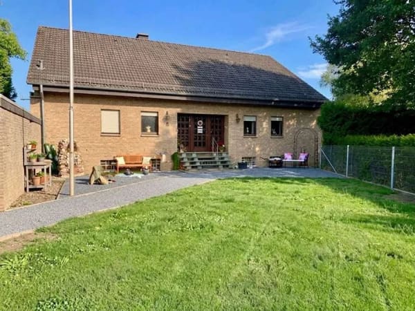 Immobilie in Rüthen - Mehrfamilienhaus-Domizil: Viel Platz & nachhaltige Holzpelletheizung! - Bild 0