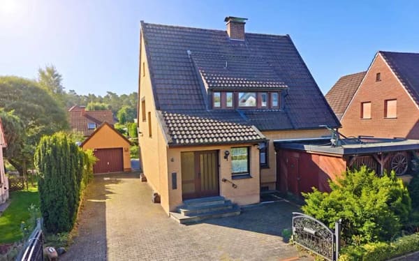 Immobilie in Oerlinghausen - Viel Platz für Familie und Generationen – großzügiges Wohnhaus mit Gartenidylle - Bild 0