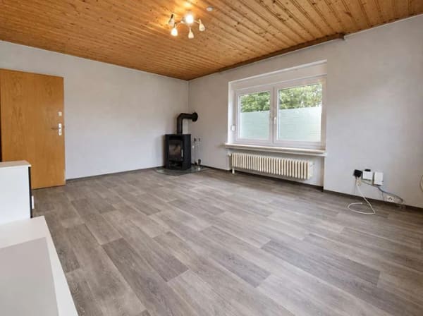 Immobilie in Ostrhauderfehn - Wohnhaus mit großzügigem Grundstück, zwei Garagen und viel Raum für eigene Gestaltungsmöglichkeiten! - Bild 3