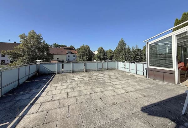 Immobilie in Veitsbronn - Vielseitiges Ein- oder Zweifamilienhaus mit Wintergarten und großer Sonnenterrasse - Bild 2