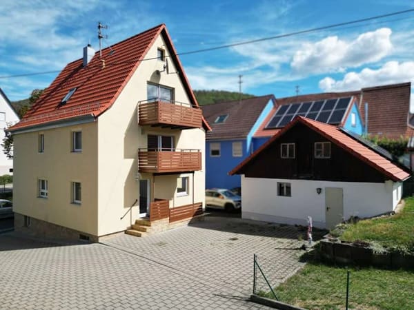 Immobilie in Mössingen - Viel Platz für die Familie: Freistehendes Wohnhaus mit 8 Zimmern, PV-Anlage, Garage und Garten - Bild 0