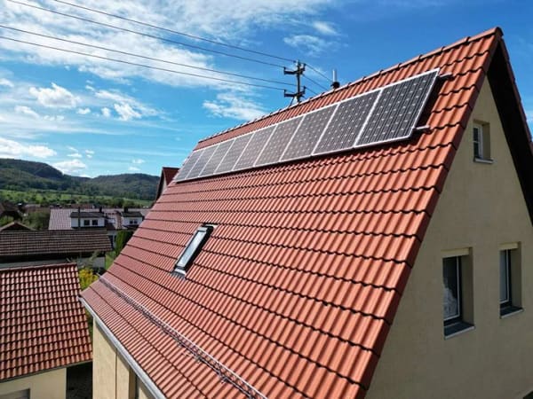 Immobilie in Mössingen - Viel Platz für die Familie: Freistehendes Wohnhaus mit 8 Zimmern, PV-Anlage, Garage und Garten - Bild 2