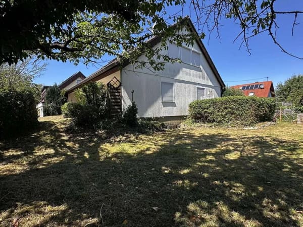 Immobilie in Tübingen - Renovierungsbedürftiges Einfamilienhaus auf Traumgrundstück in Tübingen-Bühl - Bild 1