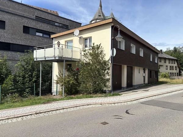Immobilie in Titisee-Neustadt - Zentral wohnen mit kurzen Wegen – Einfamilienhaus mit Einliegerwohnung - Bild 0
