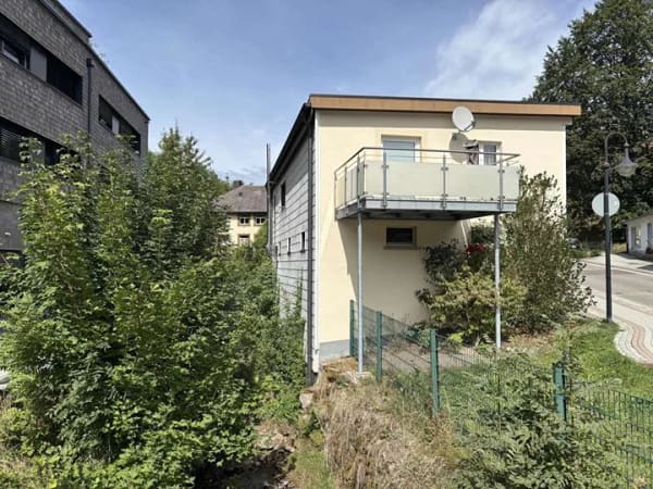 Immobilie in Titisee-Neustadt - Zentral wohnen mit kurzen Wegen – Einfamilienhaus mit Einliegerwohnung - Bild 1