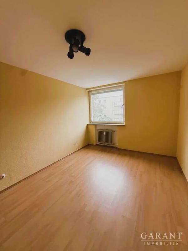 Immobilie in Sindelfingen - Solide 2 Zimmer-Wohnung mit Balkon - auch interessant als Kapitalanlage - Bild 3