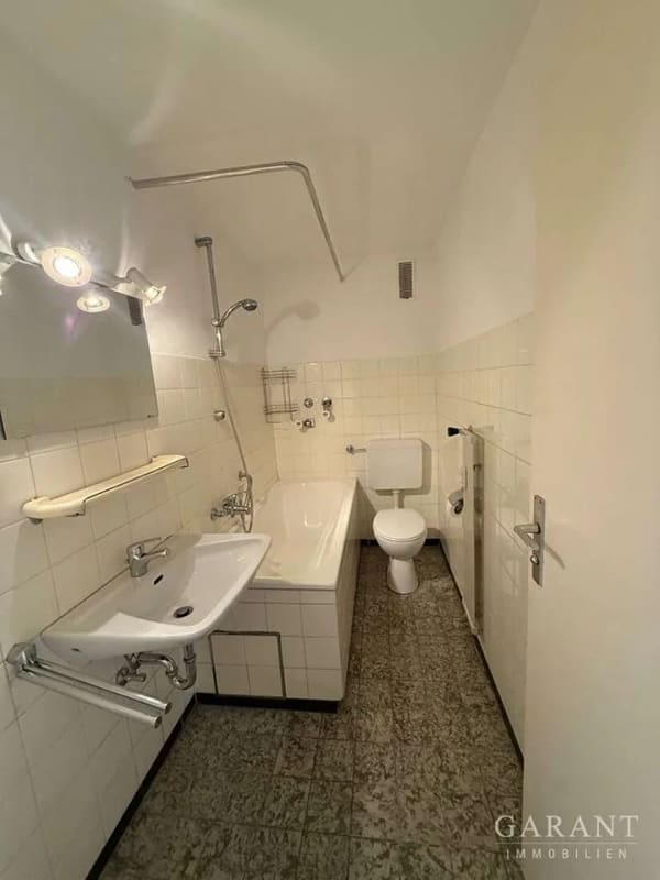 Immobilie in Sindelfingen - Solide 2 Zimmer-Wohnung mit Balkon - auch interessant als Kapitalanlage - Bild 4