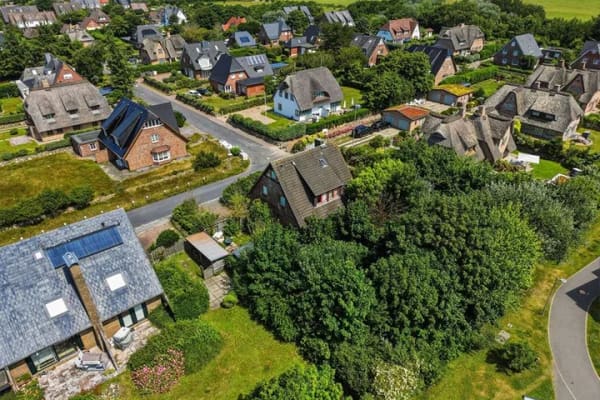 Immobilie in Wenningstedt-Braderup (Sylt) - Einfamilienhaus mit Neubaumöglichkeit in ruhiger Seitenstraße von Wenningstedt - Bild 0