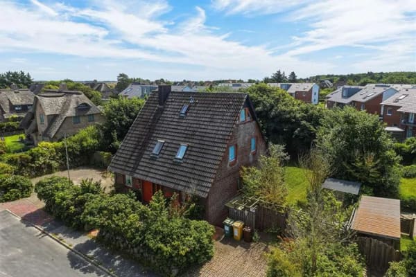 Immobilie in Wenningstedt-Braderup (Sylt) - Einfamilienhaus mit Neubaumöglichkeit in ruhiger Seitenstraße von Wenningstedt - Bild 1