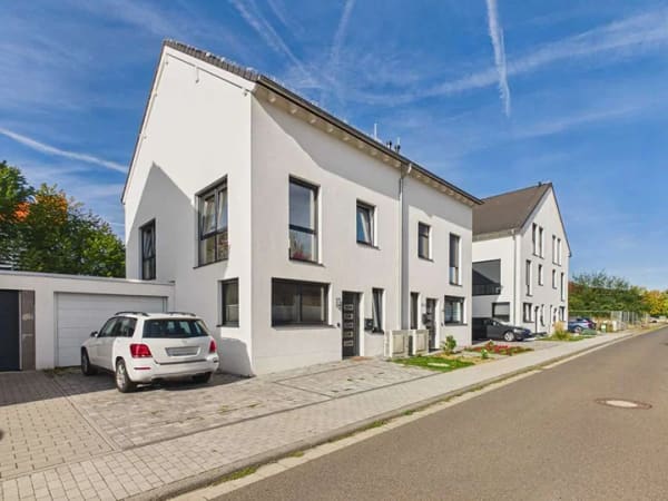Immobilie in Wallertheim - Modern, energieeffizient und hochwertig – neuwertige Doppelhaushälfte in Wallertheim - Bild 0