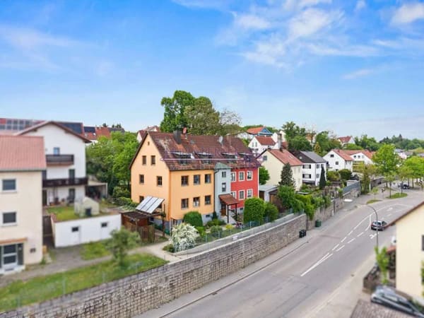 Immobilie in Lappersdorf - Wohnen & Investieren in Lappersdorf – Gepflegtes Dreifamilienhaus mit bald bezugsfreier Wohnung! - Bild 0