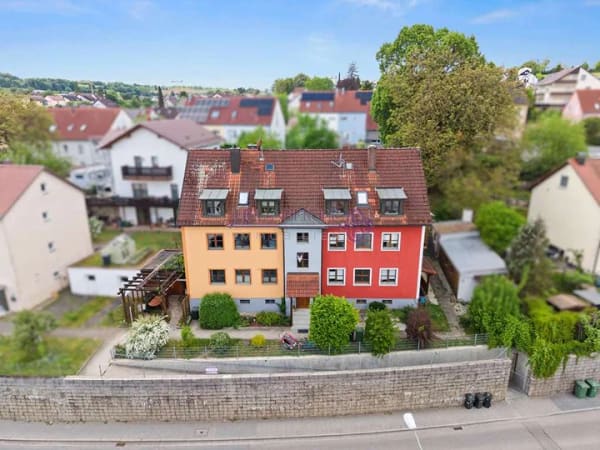 Immobilie in Lappersdorf - Wohnen & Investieren in Lappersdorf – Gepflegtes Dreifamilienhaus mit bald bezugsfreier Wohnung! - Bild 1