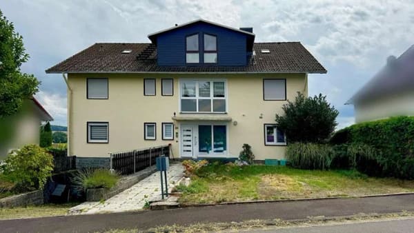 Immobilie in Hungen - Vielseitig wohnen: Gepflegtes Dreifamilienhaus, zusätzliche Einliegerwohnung, Garten und Pool in Hu - Bild 0