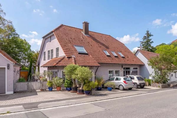 Immobilie in Diebach - Großzügige DG-Wohnung mit Loggia, EBK und Stellplatz in Schillingsfürst - Bild 1