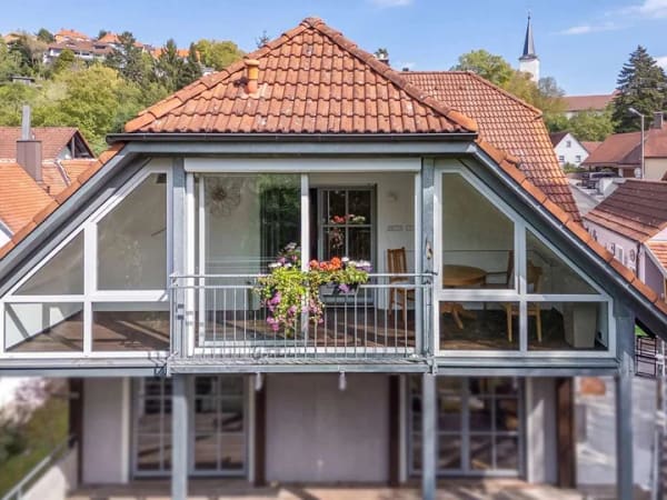Immobilie in Diebach - Großzügige DG-Wohnung mit Loggia, EBK und Stellplatz in Schillingsfürst - Bild 3