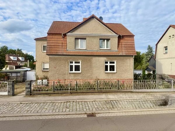 Immobilie in Nauen - Großzügiges Zweifamilienhaus mit zwei Wohneinheiten, Garagen und viel Potenzial - Bild 1