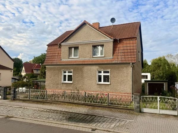 Immobilie in Nauen - Großzügiges Zweifamilienhaus mit zwei Wohneinheiten, Garagen und viel Potenzial - Bild 2
