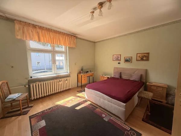 Immobilie in Nauen - Großzügiges Zweifamilienhaus mit zwei Wohneinheiten, Garagen und viel Potenzial - Bild 4
