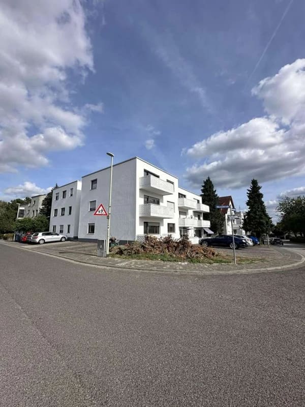 Immobilie in Flörsheim - Lichtdurchflutete, sanierte, bezugsfreie 1 Zimmer Wohnung in Top Lage mit Balkon und Stellplatz - Bild 0
