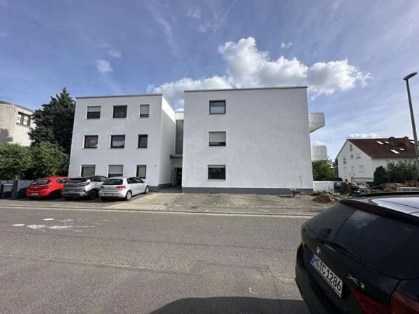 Immobilie in Flörsheim - Lichtdurchflutete, sanierte, bezugsfreie 1 Zimmer Wohnung in Top Lage mit Balkon und Stellplatz - Bild 2