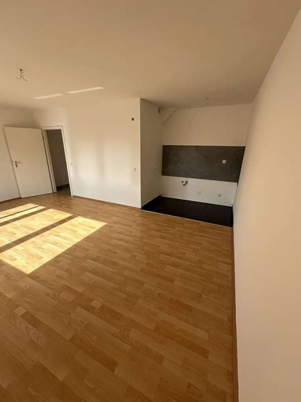 Immobilie in Flörsheim - Lichtdurchflutete, sanierte, bezugsfreie 1 Zimmer Wohnung in Top Lage mit Balkon und Stellplatz - Bild 4