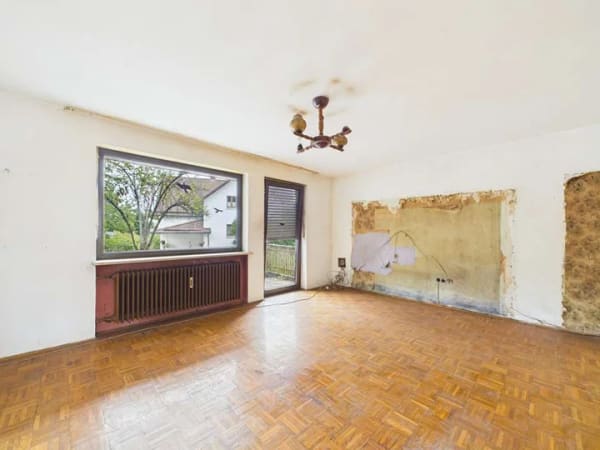 Immobilie in Landshut - Viel Platz für neue Ideen - Zweifamilienhaus mit großem Sanierungspotenzial - Bild 2