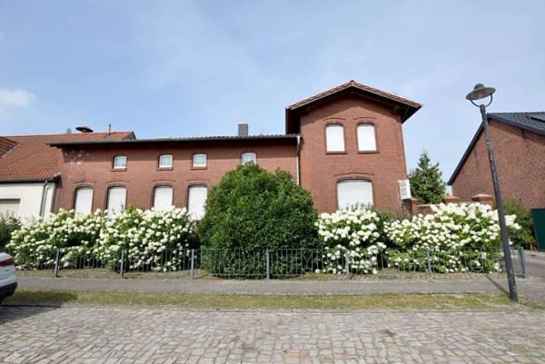 Immobilie in Gardelegen - Großes, gepflegtes Backsteinhaus mit 3 schönen Wohnungen + PV-Anlage auf über 2.000m² Grundstück - Bild 1