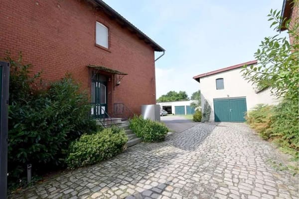 Immobilie in Gardelegen - Großes, gepflegtes Backsteinhaus mit 3 schönen Wohnungen + PV-Anlage auf über 2.000m² Grundstück - Bild 2