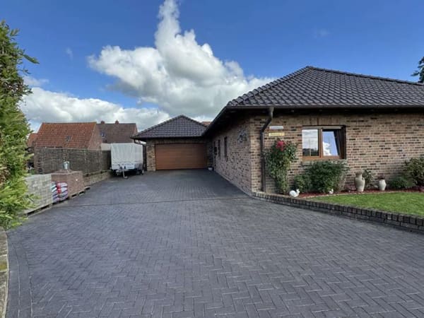Immobilie in Wirdum - Ruhe trifft Wohnkomfort!
Sehr gepflegter L-Bungalow mit Doppelgarage, 3 Terrassen und herrlichem Fe - Bild 2
