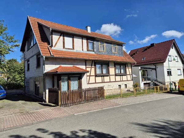 Immobilie in Steinbach-Hallenberg - Viel Platz & viele Möglichkeiten – Einfamilienhaus mit Garten, Praxis und Nebengebäuden - Bild 0