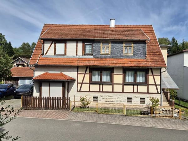 Immobilie in Steinbach-Hallenberg - Viel Platz & viele Möglichkeiten – Einfamilienhaus mit Garten, Praxis und Nebengebäuden - Bild 1