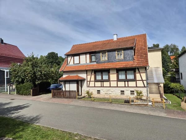 Immobilie in Steinbach-Hallenberg - Viel Platz & viele Möglichkeiten – Einfamilienhaus mit Garten, Praxis und Nebengebäuden - Bild 2