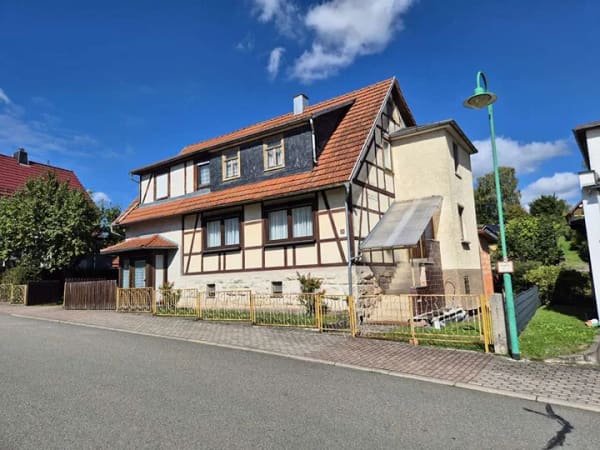 Immobilie in Steinbach-Hallenberg - Viel Platz & viele Möglichkeiten – Einfamilienhaus mit Garten, Praxis und Nebengebäuden - Bild 3