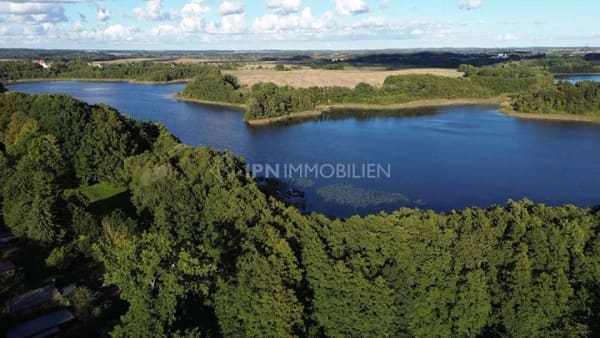 Immobilie in Lalendorf - Ihr Lieblingsplatz im Grünen – gepflegter Ferienbungalow mit Bootsliegeplatz und eigenem Grundstück - Bild 1