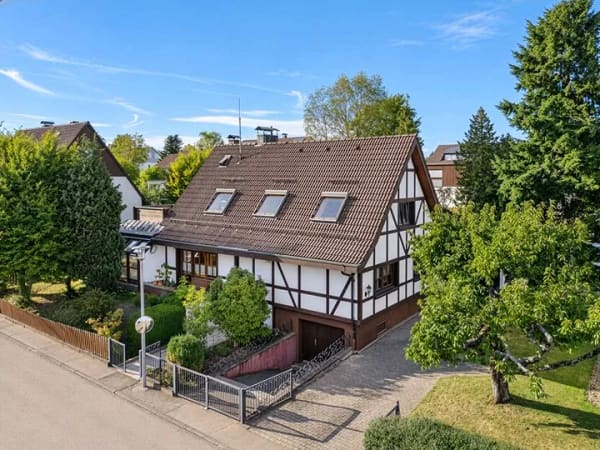 Immobilie in Mönchweiler - Charaktervolles Zuhause mit viel Raum & charmatem Garten - Bild 0