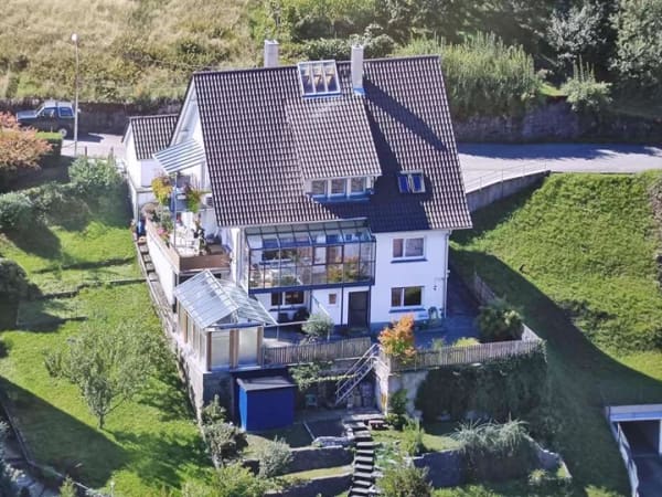 Immobilie in Weisenbach - Wohnen mit Weitblick: Charmantes Zweifamilienhaus mit Einliegerwohnung in Weisenbach - Bild 0