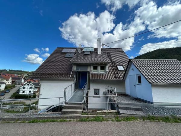 Immobilie in Weisenbach - Wohnen mit Weitblick: Charmantes Zweifamilienhaus mit Einliegerwohnung in Weisenbach - Bild 1