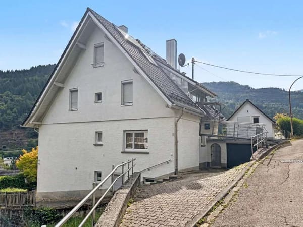 Immobilie in Weisenbach - Wohnen mit Weitblick: Charmantes Zweifamilienhaus mit Einliegerwohnung in Weisenbach - Bild 2