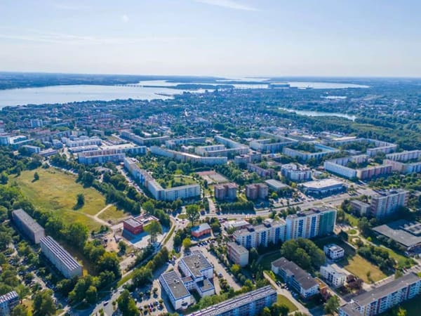 Immobilie in Stralsund - Vermietete Immobilie mit zwei Gewerbeeinheiten und einer Eigentumswohnung - Bild 0