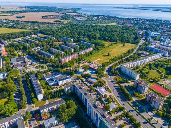 Immobilie in Stralsund - Vermietete Immobilie mit zwei Gewerbeeinheiten und einer Eigentumswohnung - Bild 1